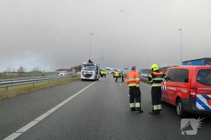 Personenauto botst achterop trailer van vrachtwagen