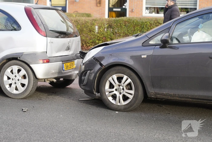 Kettingbotsing tussen drie voertuigen
