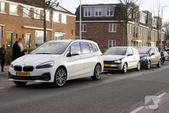 Kettingbotsing tussen drie voertuigen