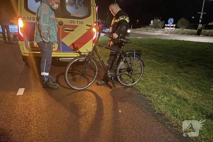 Fietser aangereden door auto, automobilist gevlucht