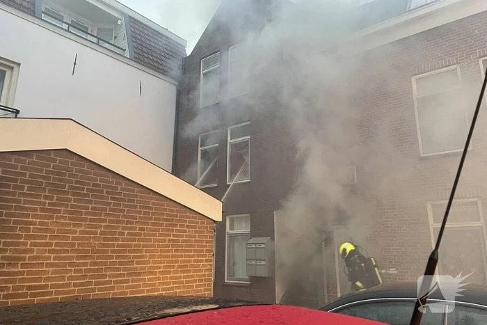 Veel rook bij brand in portiekwoning