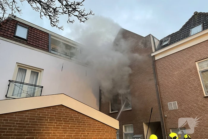 Veel rook bij brand in portiekwoning