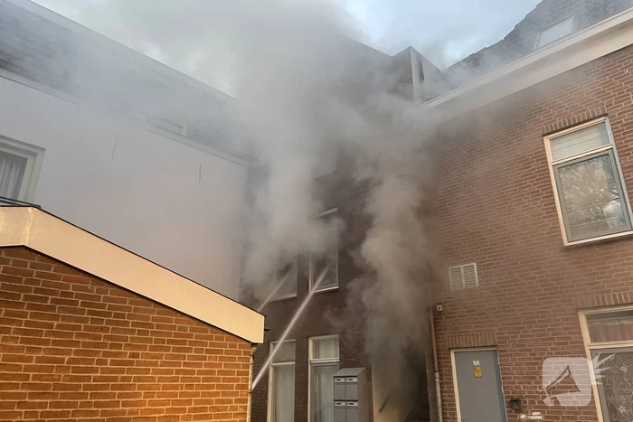 Veel rook bij brand in portiekwoning