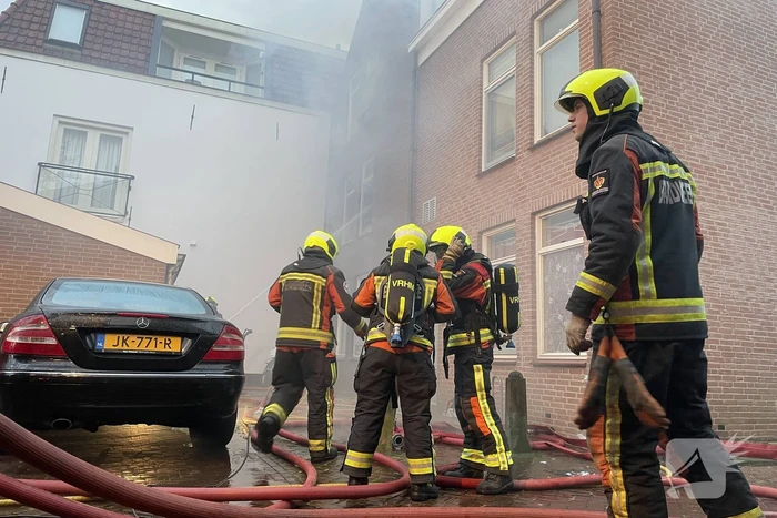 Veel rook bij brand in portiekwoning