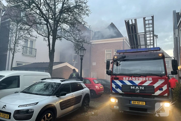 Veel rook bij brand in portiekwoning