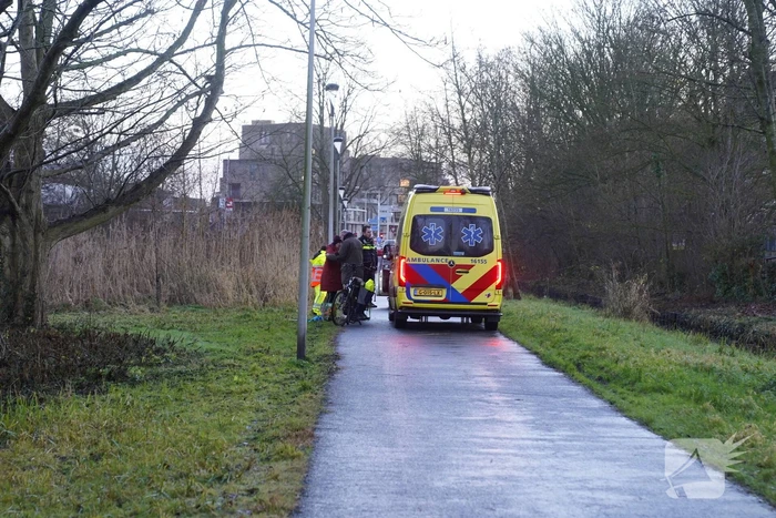Fietser gaan hard onderuit op glad fietspad