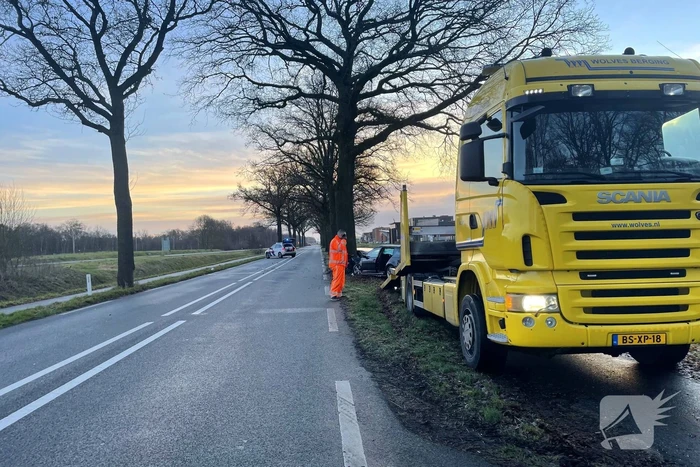 Auto ligt in de kreukels na flinke klap tegen boom