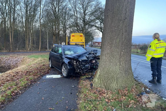 Auto ligt in de kreukels na flinke klap tegen boom