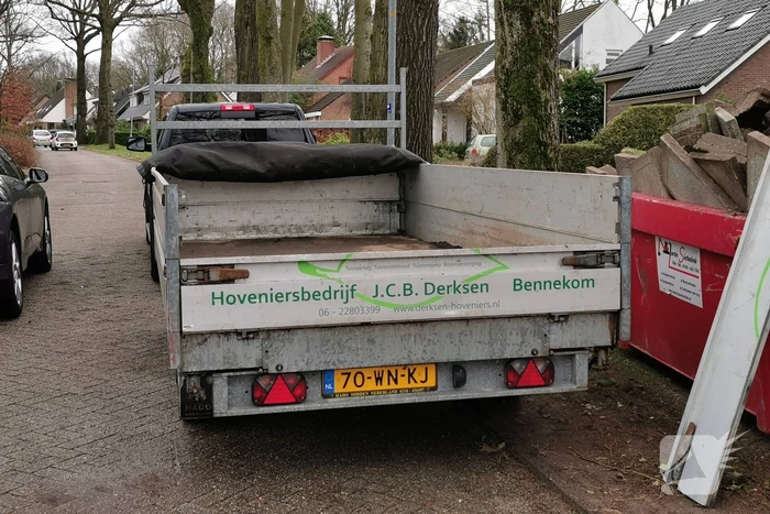 Auto rijdt tegen aanhanger na ongeval