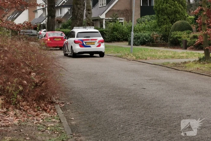 Auto rijdt tegen aanhanger na ongeval