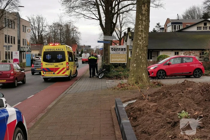 Auto rijdt tegen aanhanger na ongeval