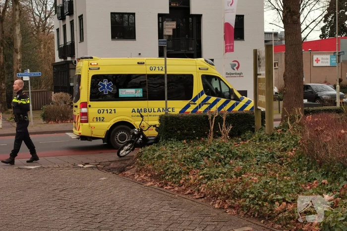 Auto rijdt tegen aanhanger na ongeval