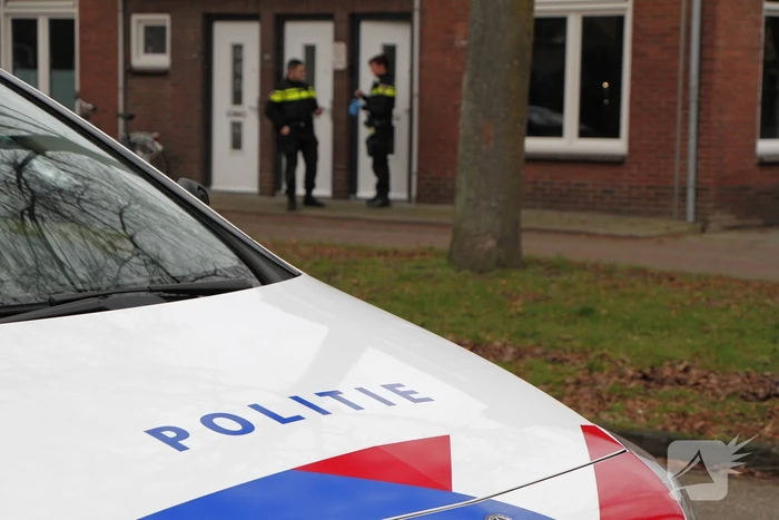 Politie gaat bij woning naar binnen