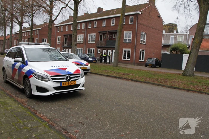 Politie gaat bij woning naar binnen