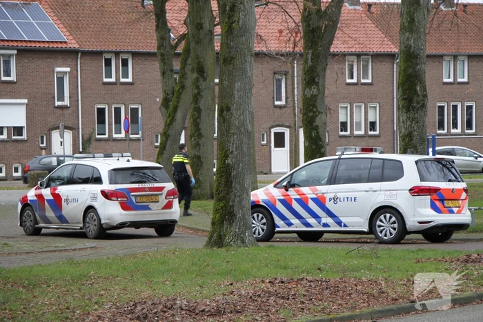 Politie gaat bij woning naar binnen