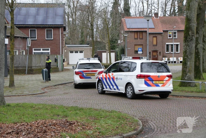 Politie gaat bij woning naar binnen