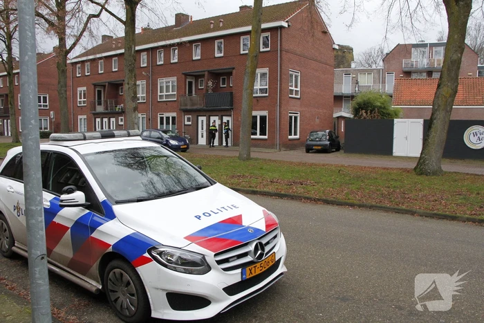Politie gaat bij woning naar binnen