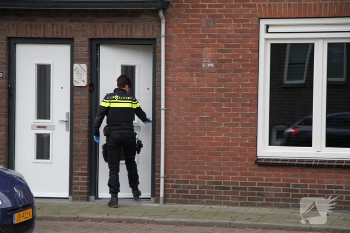 Politie gaat bij woning naar binnen