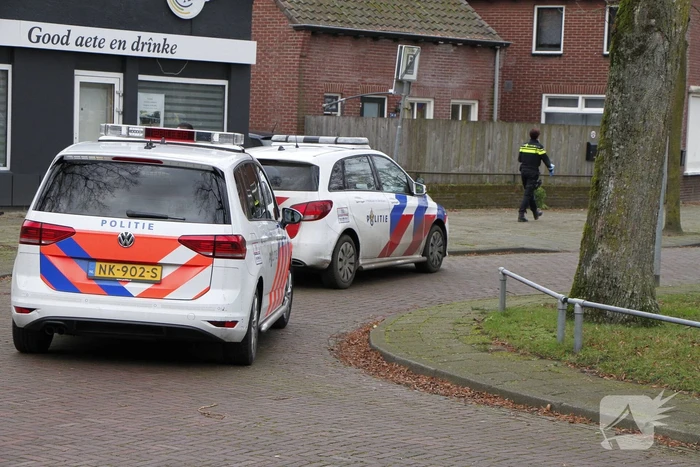 Politie gaat bij woning naar binnen