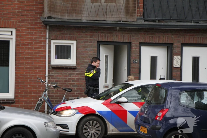 Politie gaat bij woning naar binnen