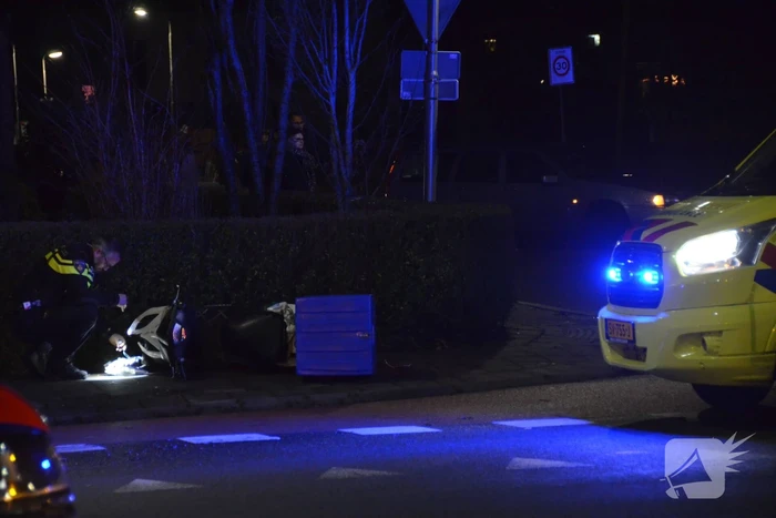 Aanrijding tussen bezorgscooter en auto