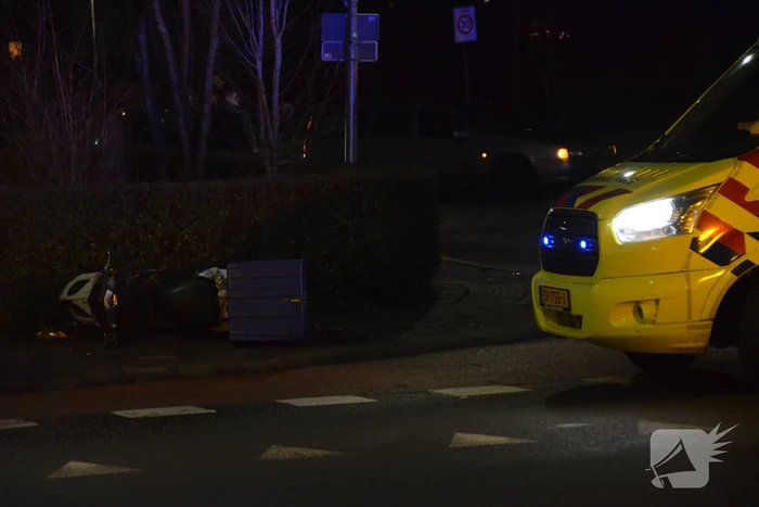 Aanrijding tussen bezorgscooter en auto