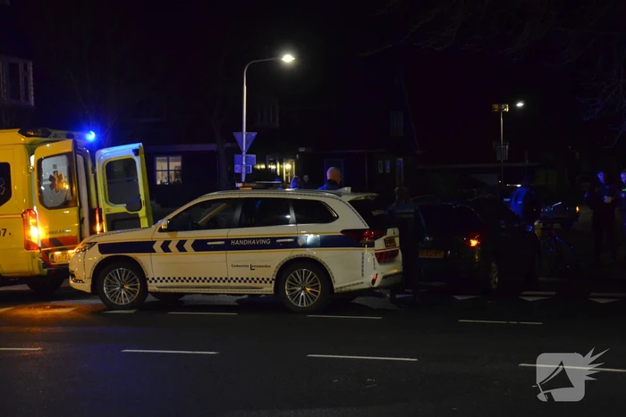 Aanrijding tussen bezorgscooter en auto
