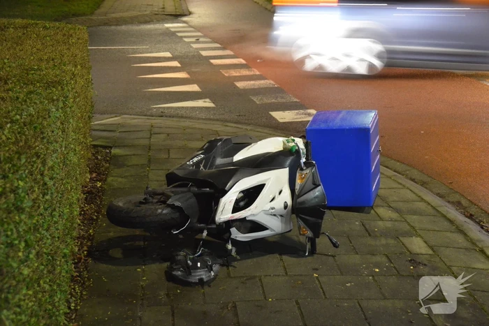 Aanrijding tussen bezorgscooter en auto