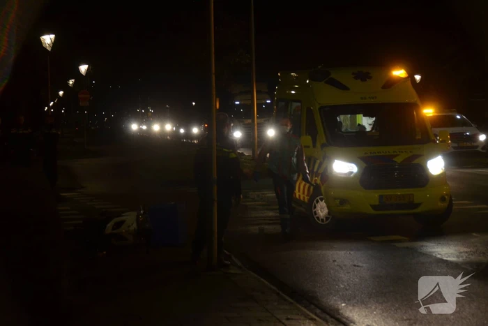 Aanrijding tussen bezorgscooter en auto