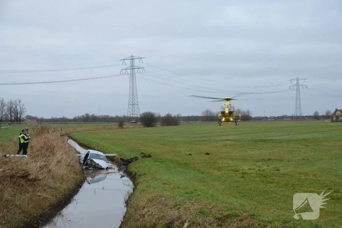 Gestolen auto crasht in sloot
