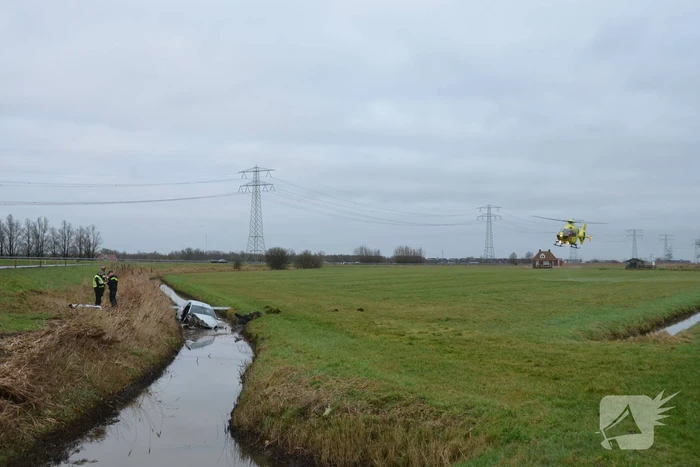 Gestolen auto crasht in sloot