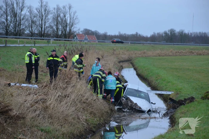 Gestolen auto crasht in sloot