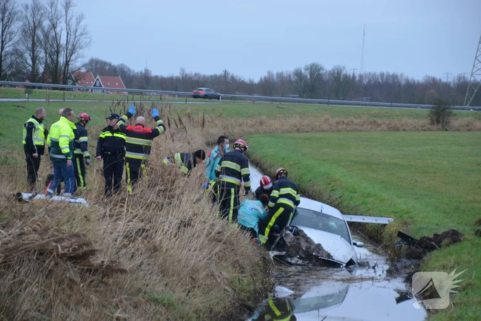 Gestolen auto crasht in sloot