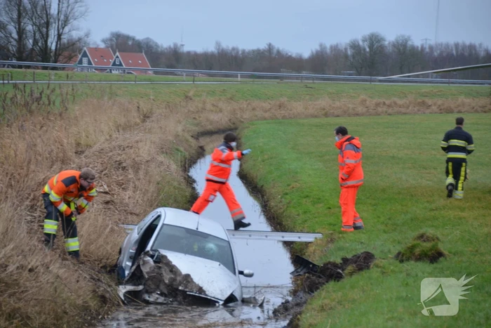 Gestolen auto crasht in sloot
