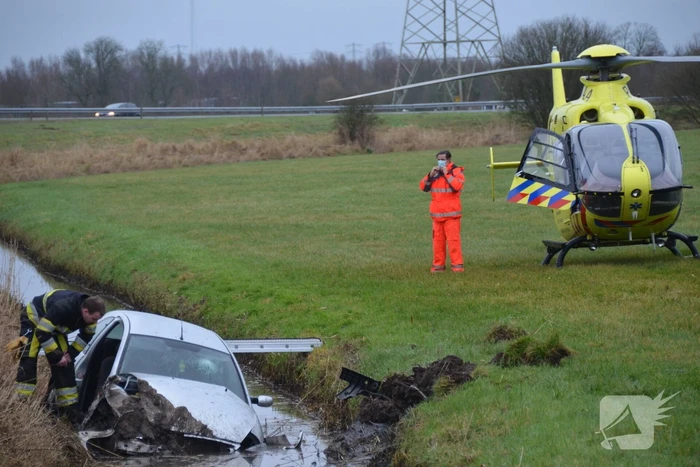 Gestolen auto crasht in sloot