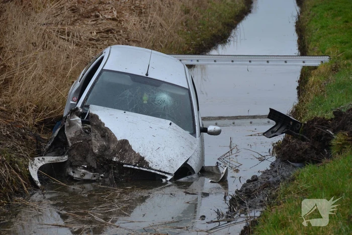 Gestolen auto crasht in sloot