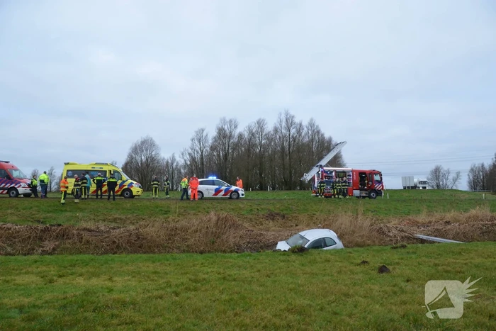 Gestolen auto crasht in sloot