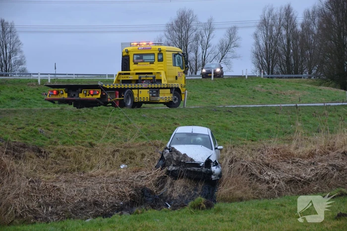 Gestolen auto crasht in sloot
