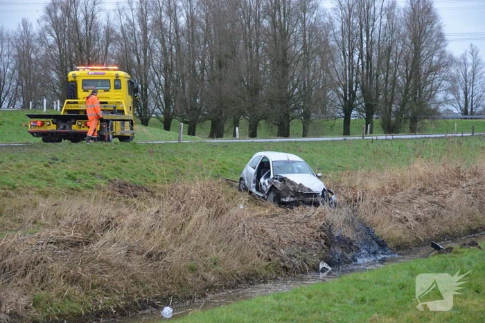 Gestolen auto crasht in sloot