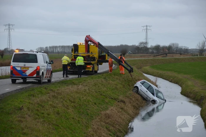 Auto belandt in sloot