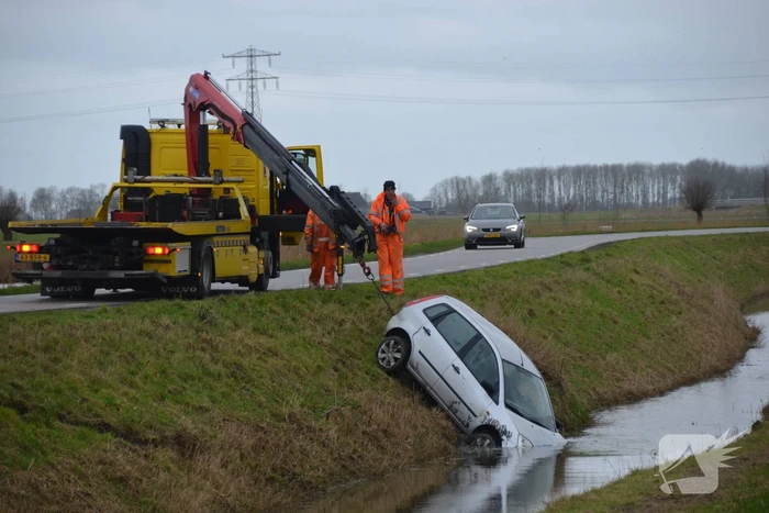 Auto belandt in sloot