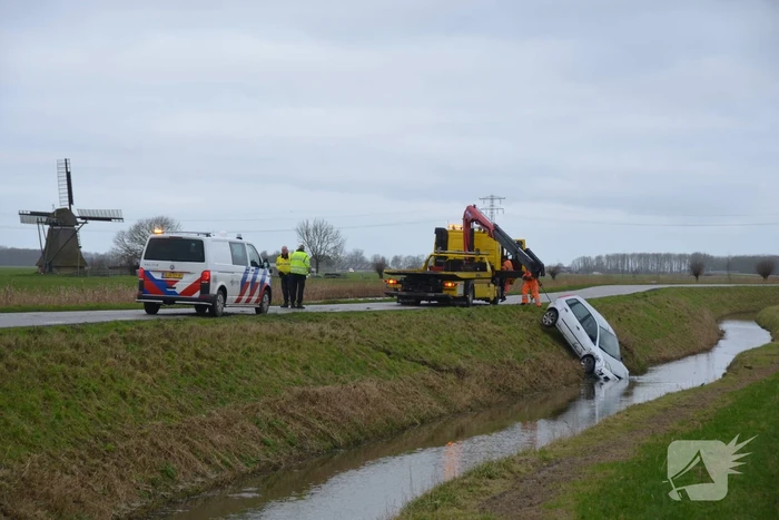 Auto belandt in sloot