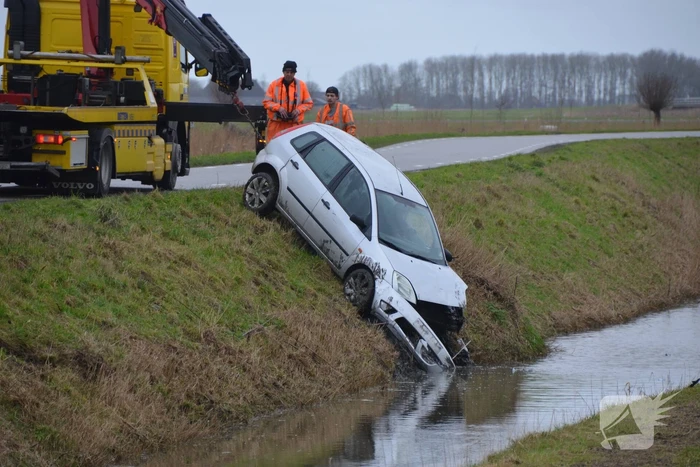 Auto belandt in sloot