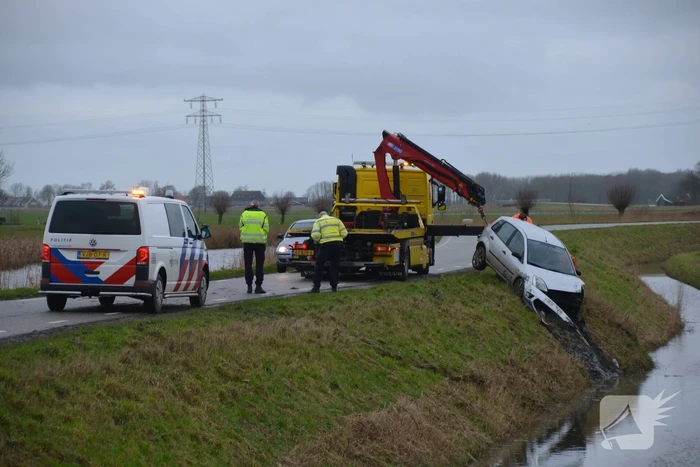 Auto belandt in sloot