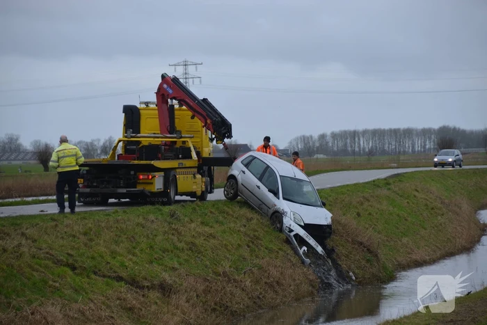Auto belandt in sloot