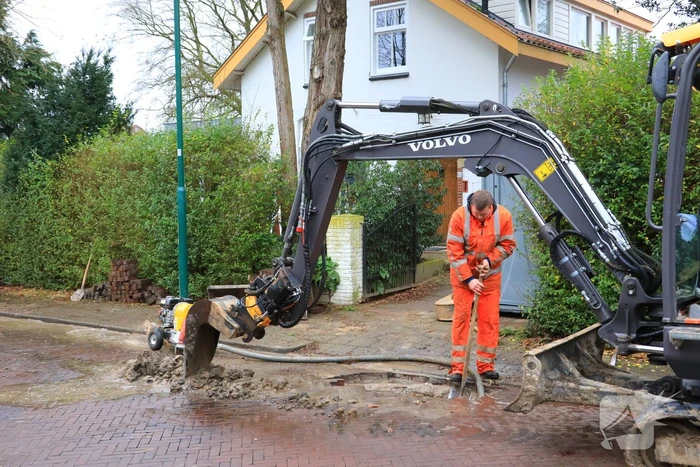 Straat opengebroken door waterlekkage