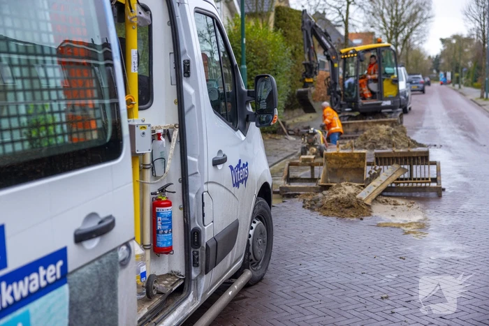 Straat opengebroken door waterlekkage