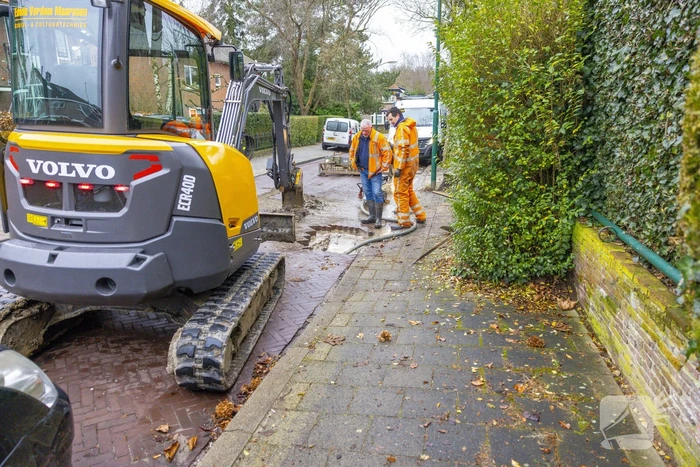 Straat opengebroken door waterlekkage