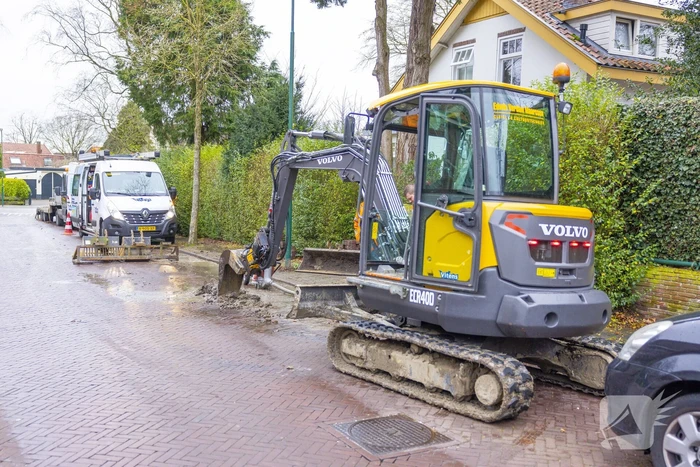 Straat opengebroken door waterlekkage