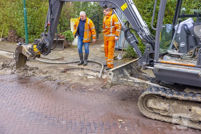 Straat opengebroken door waterlekkage